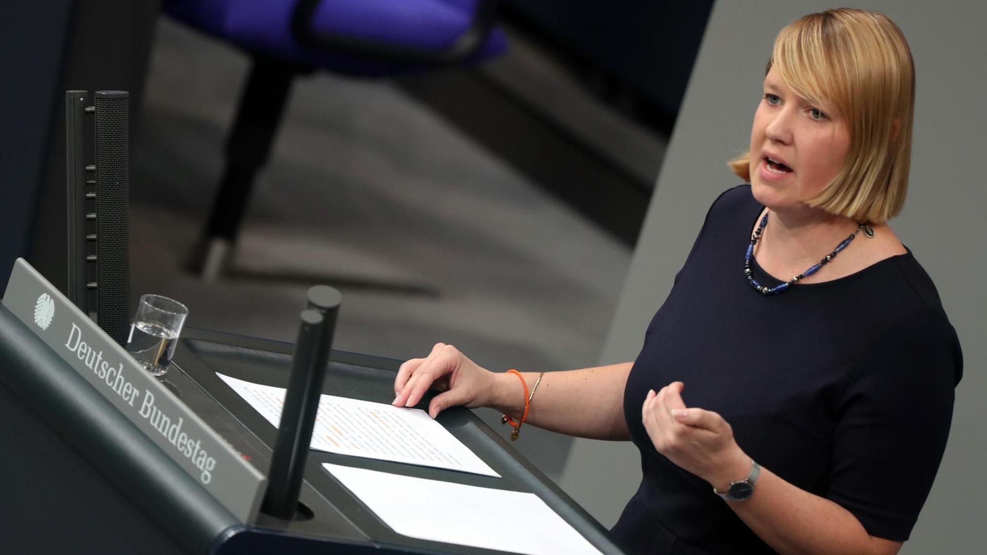 SPD-Vorstandsmitglied Wiebke Esdar spricht im Bundestag