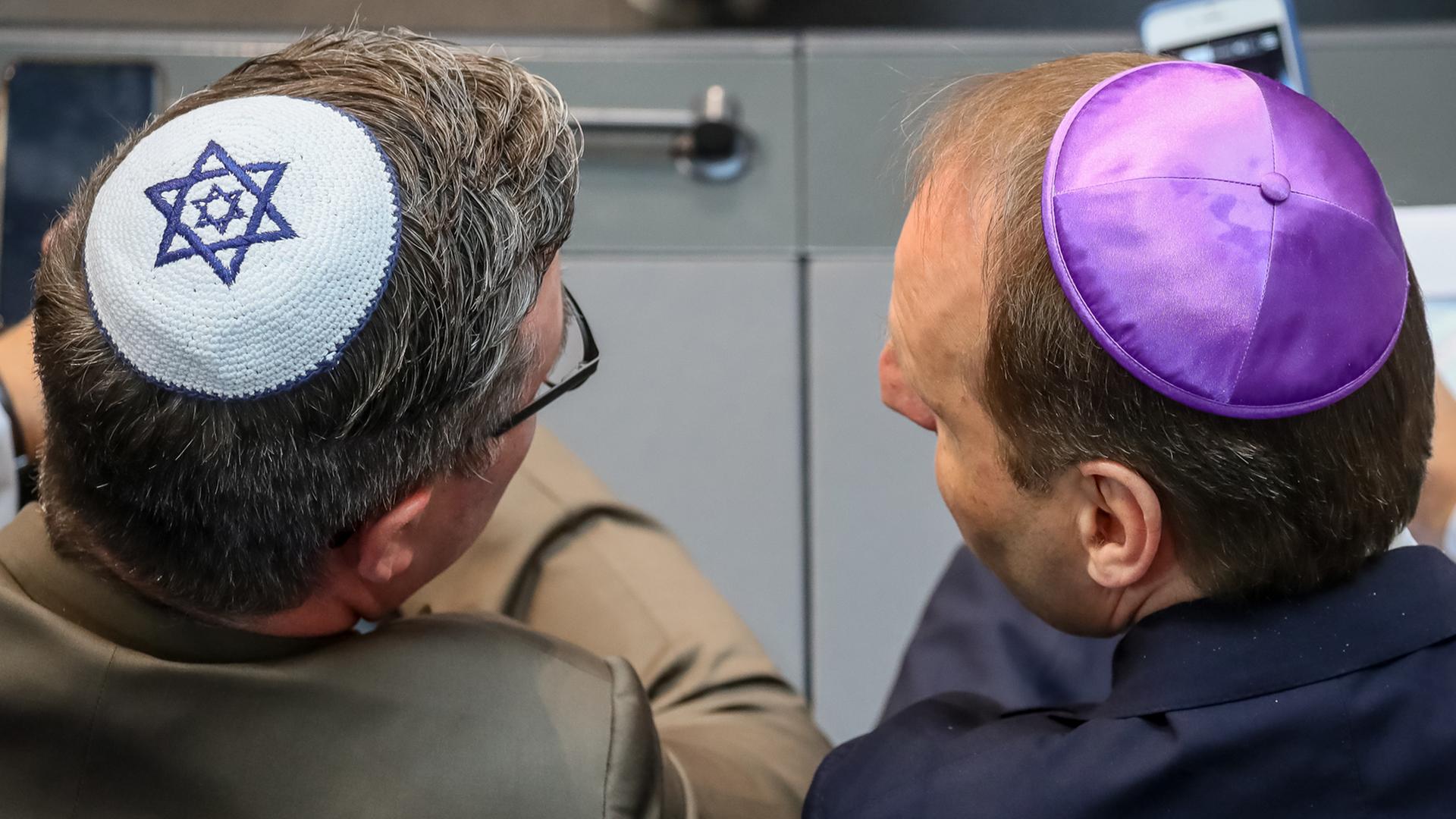 Abgeordnete sitzen mit der jüdischen Kopfbedeckung Kippa im Plenum im Bundestag - anlässlich der Israel-Debatte zum 70. Jahrestag der Staatsgründung