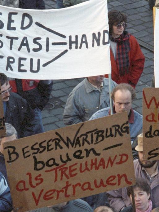 Arbeiter der Eisenacher Automobilwerke protestieren 1991 gegen die Treuhand. Auf einem ihrer Plakate steht: "Besser Wartburg bauen als Treuhand vertrauen".