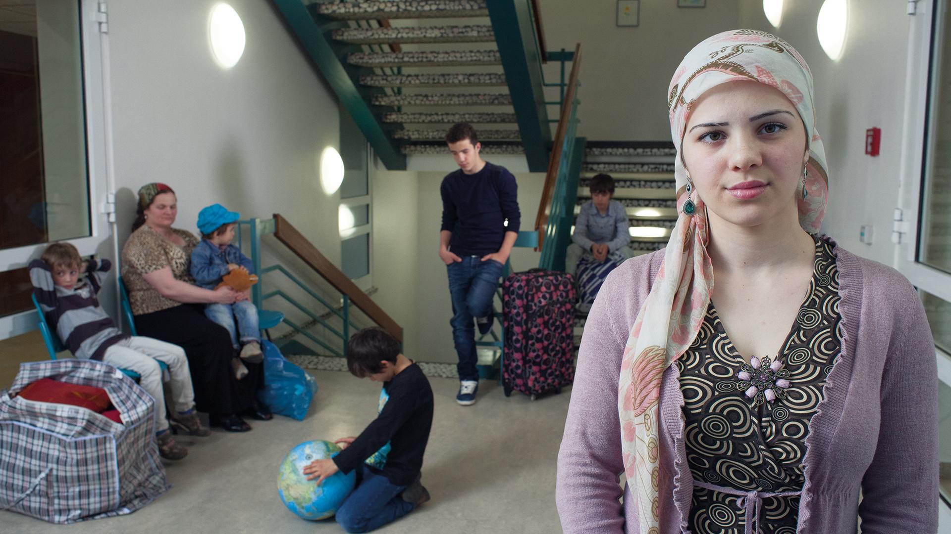 Szene aus "Willkommen auf Deutsch": Larisa mit ihrer Mutter und ihren fünf Brüdern aus Tschetschenien.