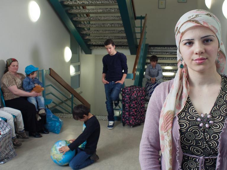Szene aus "Willkommen auf Deutsch": Larisa mit ihrer Mutter und ihren fünf Brüdern aus Tschetschenien.
