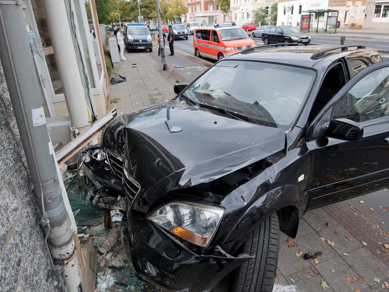 Ein stark beschädigtes Auto steht am 29.09.2016 nach einem Unfall vor einer Hauswand in Braunschweig, nachdem der 78-jährige Fahrer in die Schaufensterscheibe des dortigen Geschäfts gekracht war.