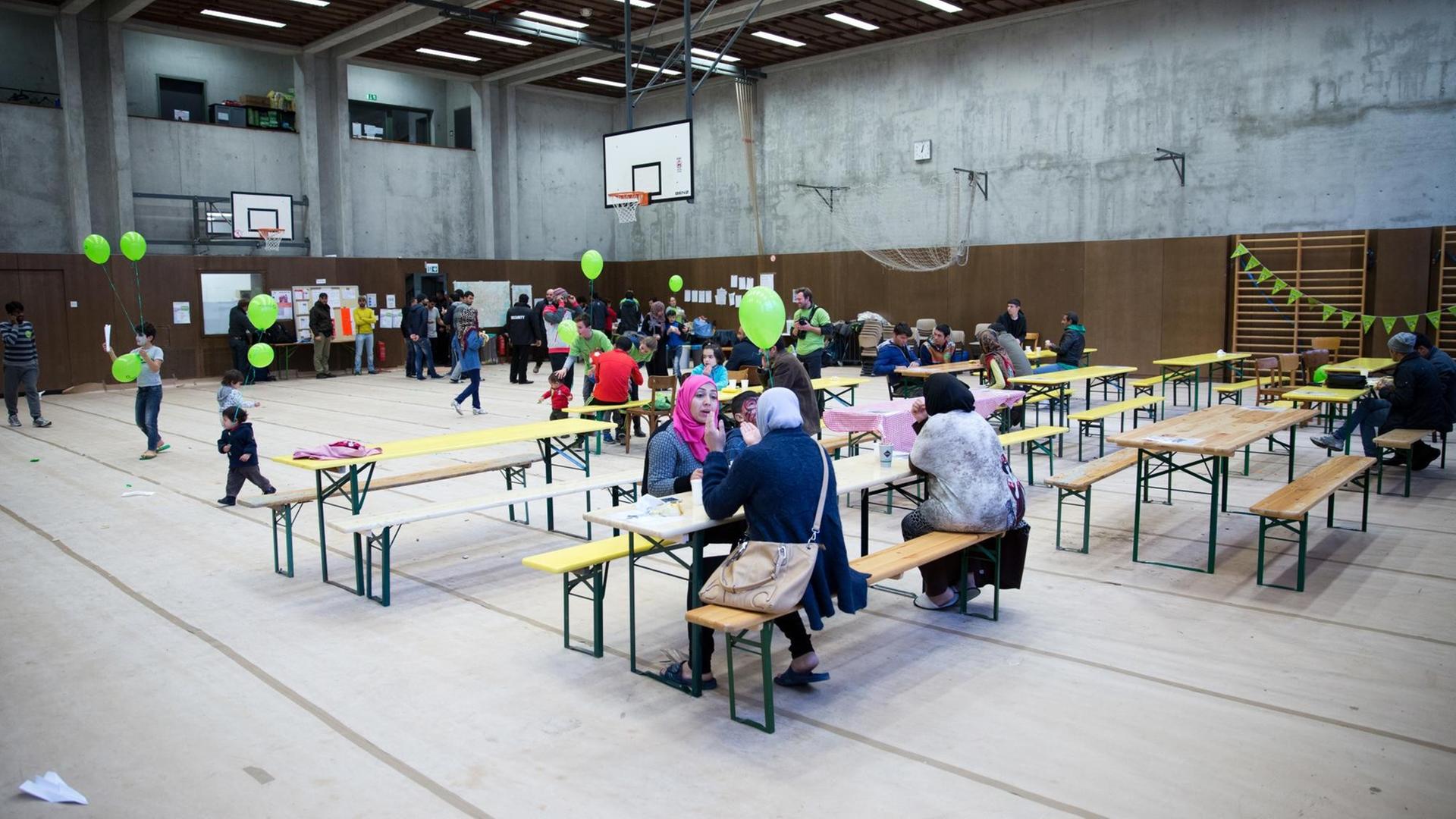 Blick in eine Flüchtlingsunterkunft im Rahmen des Mitzvah Day am 15.11.2015 in der Wichertstraße in Berlin