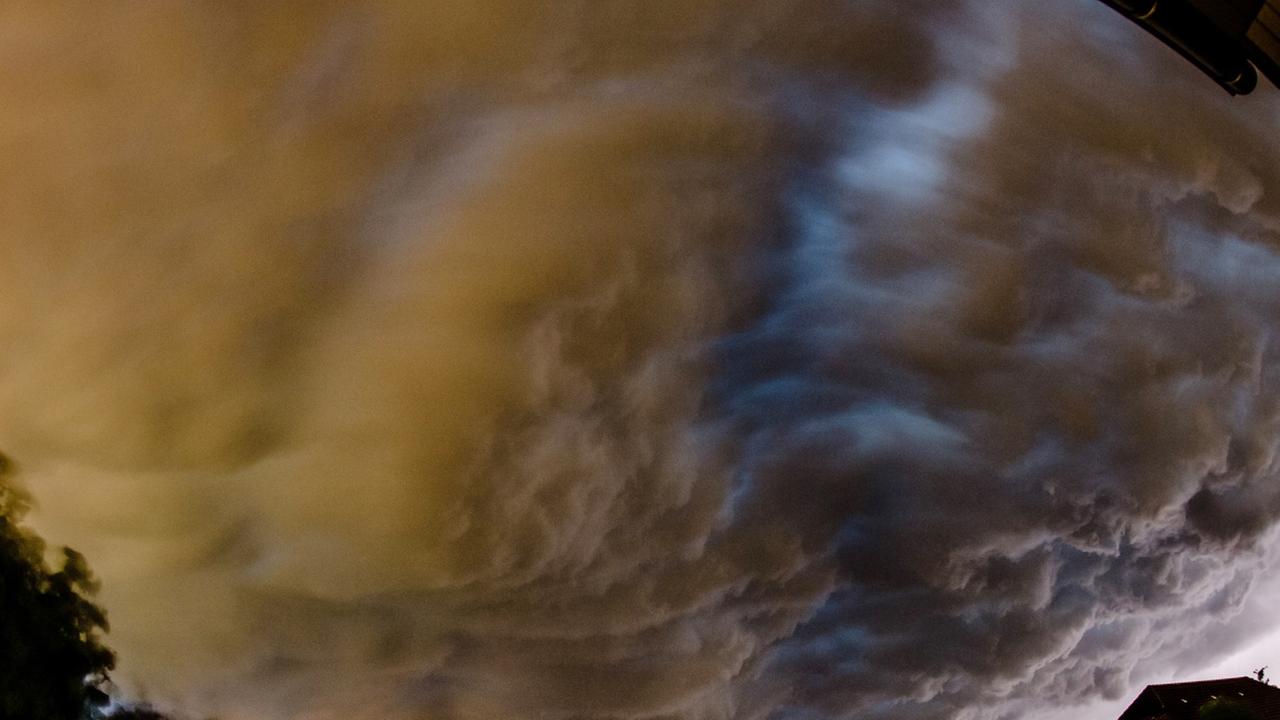 Gewitterwolken ziehen am 09.06.2014 über den Ort Sörmeke bei Geseke (Nordrhein-Westfalen). Orkanböen, Starkregen und heftige Blitze: Wie eine Walze zog eine Gewitterfront über Nordrhein-Westfalen am 09.06.2014 hinweg