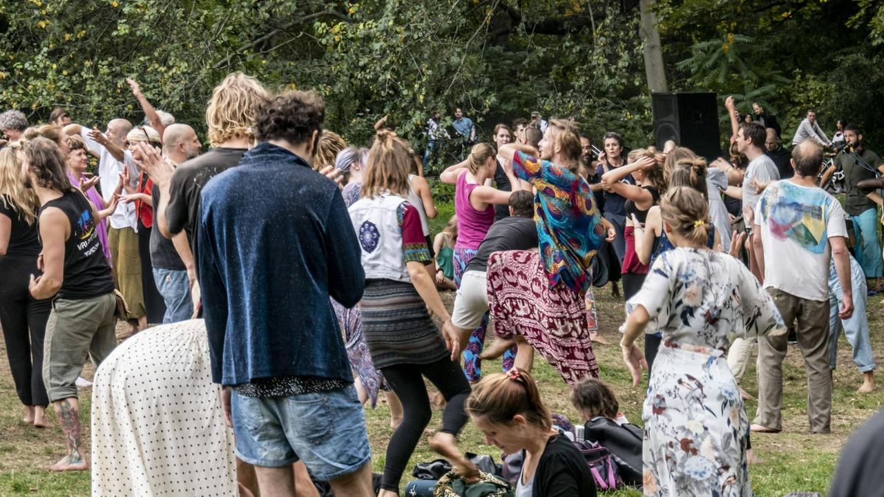 Junge Leute feiern tagsüber bei einer illegalen Goa-Party im Treptower Park in Berlin. Es wird ohne Einhaltung der pandemiebedingten Abstandsregeln getanzt.