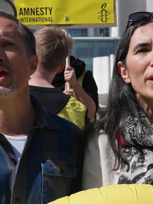 Schauspieler Benno Fürmann und Amnesty-Generalsekretärin Selmin Çaliskan demonstrieren unter dem Motto "Flüchtlinge retten - jetzt!" am 23.04.2015 vor dem Bundeskanzleramt in Berlin.