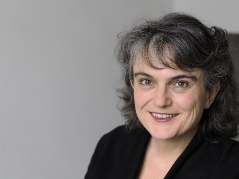 Iris Hanika lacht freundlich in die Kamera