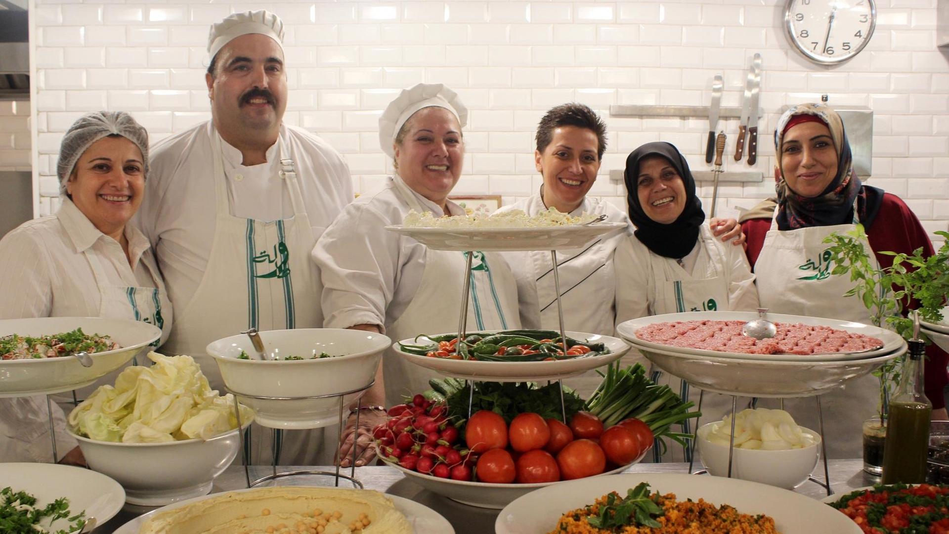 Souk El Tayeb Projekt in Beirut, Libanon. Die Verständigung zwischen den Kulturen geht durch den Magen, glaubt das Team um Friedensaktivist Kamal Mouzawak: Köchinnen Nada, Chef Fadi, Nada, Chef Dima, Zeinab, Wafaa