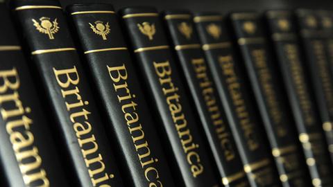 In einem Regal stehen Bände des Lexikons Encyclopaedia Britannica.
