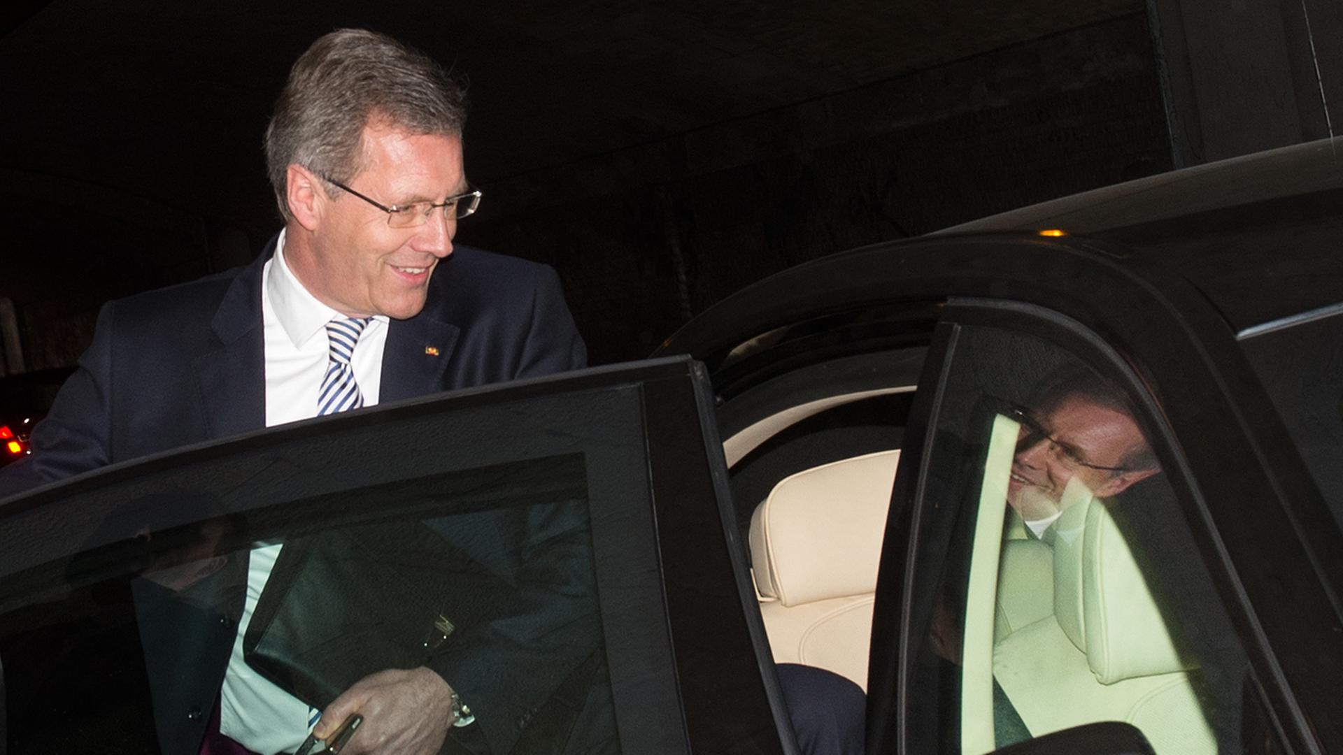 Ex-Bundespräsident Christian Wulff steigt in ein Auto in einem Tunnel in unmittelbarer Nähe des Landgerichts in Hannover (Niedersachsen).