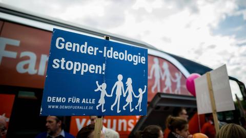 Das Bündnis "Demo für Alle" setzt sich unter anderem gegen die gleichgeschlechtliche Ehe und für eine Familie nach dem klassischen Rollenbild ein.