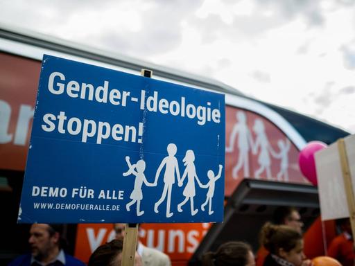 Das Bündnis "Demo für Alle" setzt sich unter anderem gegen die gleichgeschlechtliche Ehe und für eine Familie nach dem klassischen Rollenbild ein.