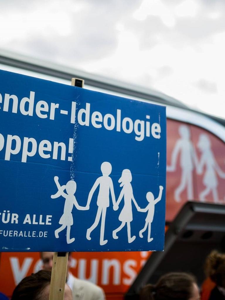 Das Bündnis "Demo für Alle" setzt sich unter anderem gegen die gleichgeschlechtliche Ehe und für eine Familie nach dem klassischen Rollenbild ein.