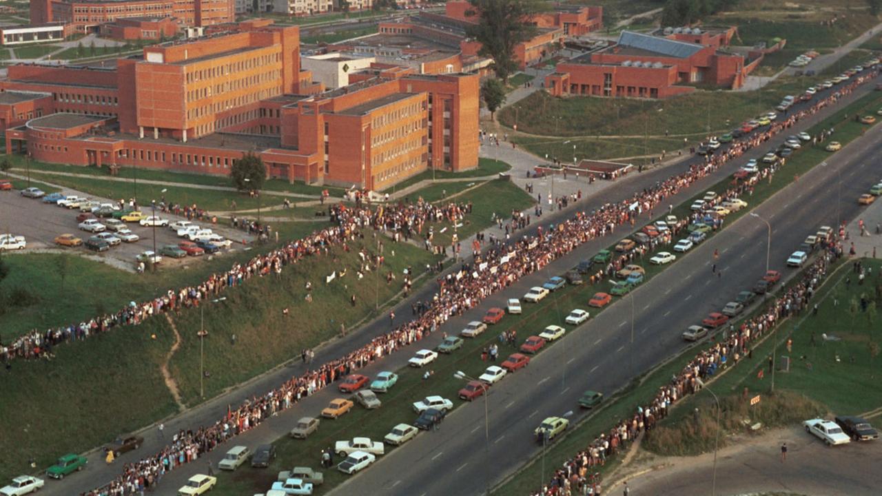 Ein Teil der mehr als 600 Kilometer langen Menschenkette, hier in Vilnius, der Hauptstadt der damaligen Litauischen Sozialistischen Sowjetrepublik (LiSSR), durch die drei baltischen Republiken Lettland, Litauen und Estland, aufgenommen am 23.08.1989