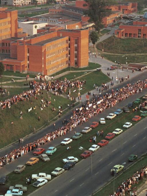 Ein Teil der mehr als 600 Kilometer langen Menschenkette, hier in Vilnius, der Hauptstadt der damaligen Litauischen Sozialistischen Sowjetrepublik (LiSSR), durch die drei baltischen Republiken Lettland, Litauen und Estland, aufgenommen am 23.08.1989