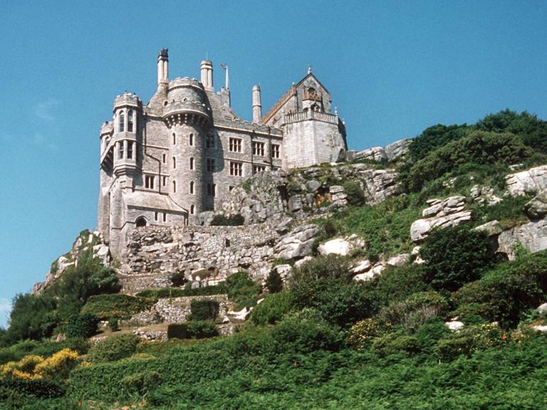 Blick von Marazion aus auf die Burg auf der Felseninsel St. Michael's Mount in Cornwall.