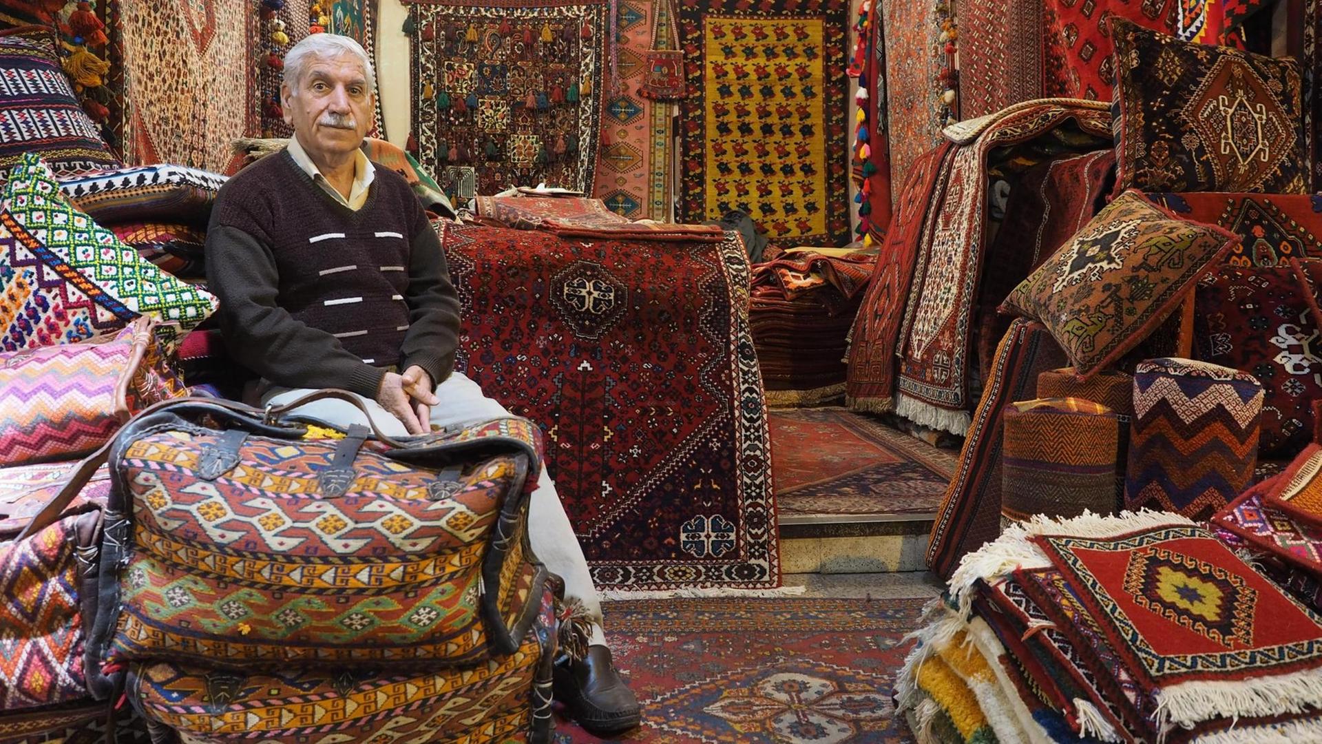 Ein Teppichhändler im Vakil-Basar, Shiraz, Iran, 2018.