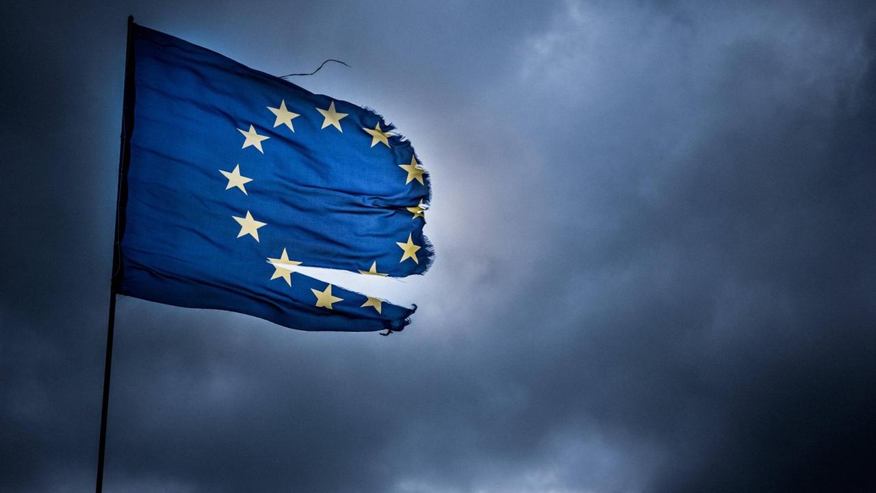 Zerfledderte Europa Fahne im Wind