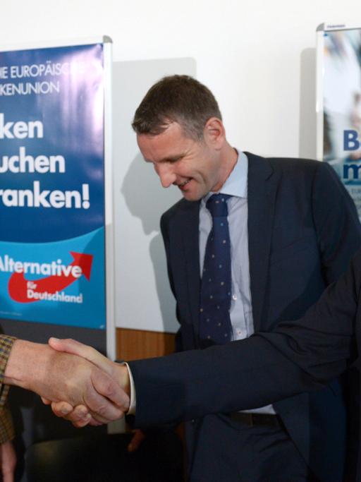 Wahlgewinner unter sich: AfD-Bundeschef Bernd Lucke (r.) gratuliert den Spitzenkandidaten Alexander Gauland aus Brandenburg (l.) und Björn Höcke aus Thüringen