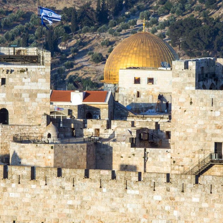 Die Altstadt der heiligen Stadt Jerusalem (Israel) mit dem Tempelberg und dem Felsendom
