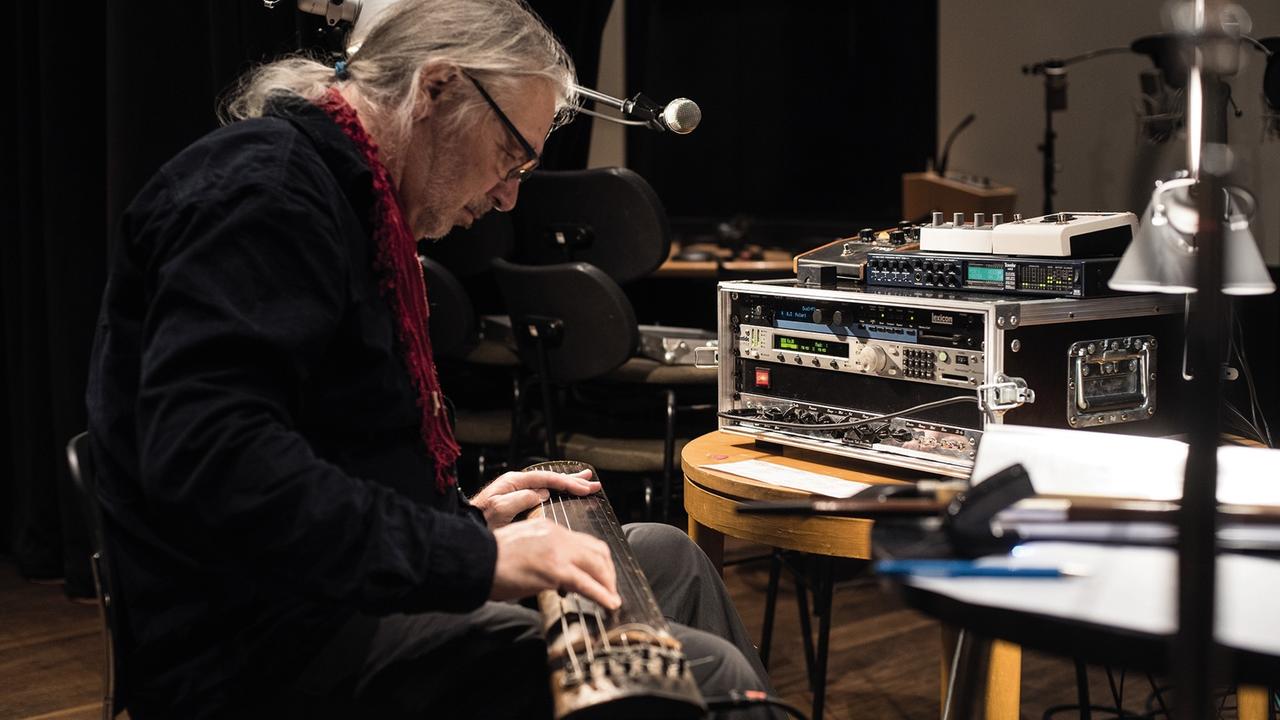 Werner Cee an der elektroakustischen Chin während der Musikaufnahmen im Studio