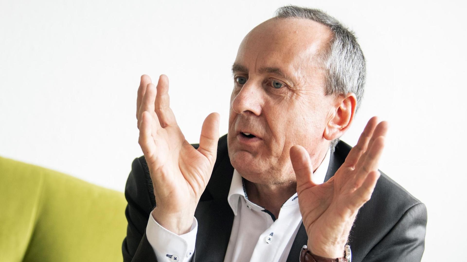 Konrad Wolf (SPD), Wissenschaftsminister von Rheinland-Pfalz, spricht bei bei einem Redaktionsgespräch bei der dpa in Mainz (2019).