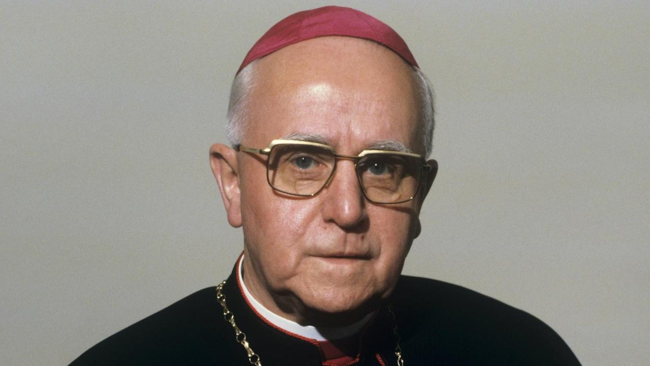 Der Bischof von Hildesheim, Heinrich Maria Janssen, aufgenommen 1979 am Rande der Bischofskonferenz in Fulda. Janssen wurde am 28.12.1907 in Rindern nahe Kleve geboren und starb am 07.10.1988 in Hildesheim.