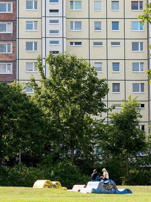 Weil Innenstadtwohnungen knapp werden, drängen wieder mehr Mieter in die lange ungeliebten Blocks am Rand vieler Großstädte (hier: Berlin-Hellersdorf)