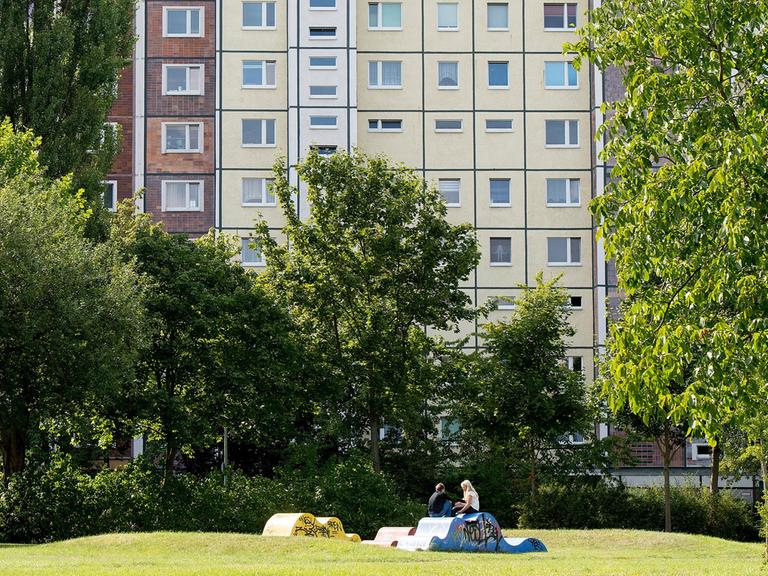 Weil Innenstadtwohnungen knapp werden, drängen wieder mehr Mieter in die lange ungeliebten Blocks am Rand vieler Großstädte (hier: Berlin-Hellersdorf)