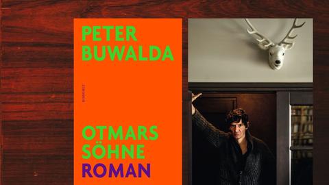Hintergrund: Dunkle Holzdielen, Vordergrund (von links nach rechts): Buchcover und Foto des Autors