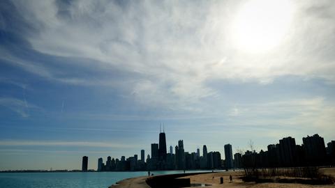 Skyline von Chicago im Gegenlicht.