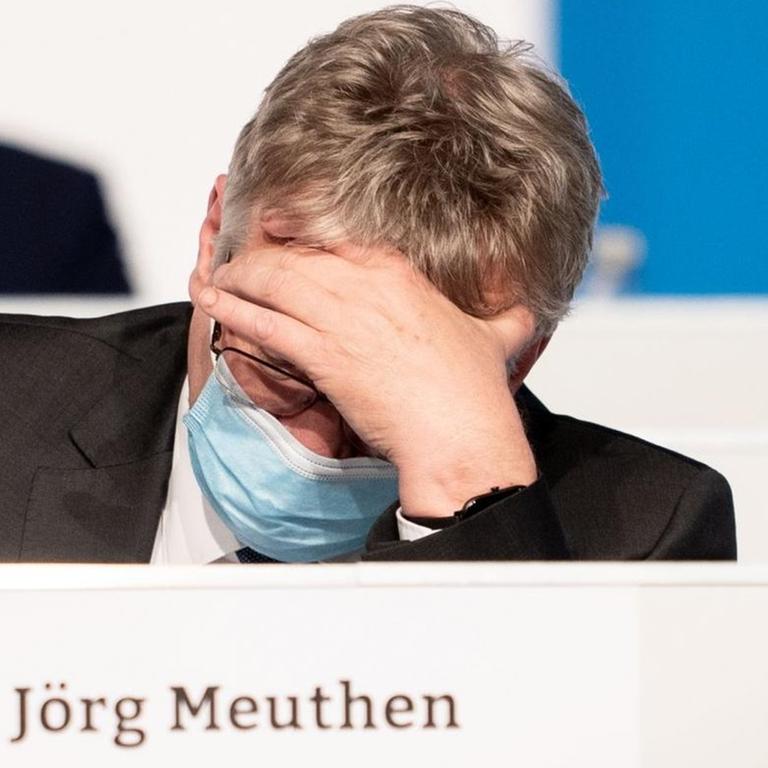 Jörg Meuthen stützt seinen Kopf in die Hand und schaut nach unten