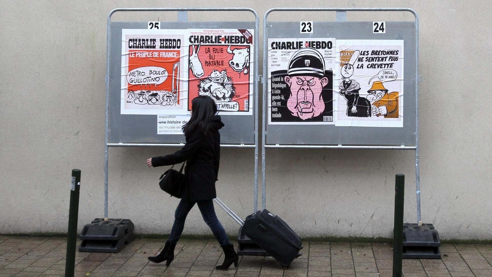 Eine Plakat-Werbund der Satire-Zeitschrift Charlie Hebdo zum 42. Comic-Festival in Angoulême an einer Hauswand. Eine Plakat-Werbund der Satire-Zeitschrift Charlie Hebdo zum 42. Comic-Festival in Angoulême an einer Hauswand.