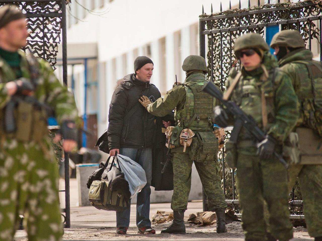 Ein Ukrainer verlässt das Marine-Hauptquartier in Sewastopol.
