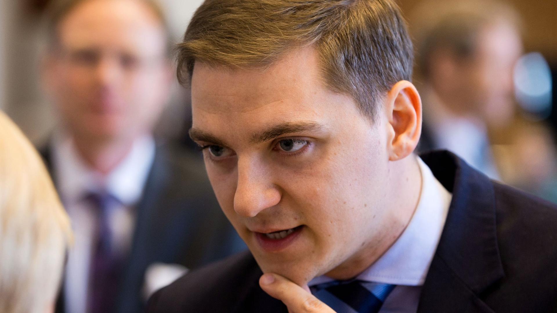 Der neue SPD-Abgeordnete Patrick Dahlemann ist am 09.04.2014 vor der Sitzung im Landtag in Schwerin (Mecklenburg-Vorpommern) im Plenarsaal zu sehen.