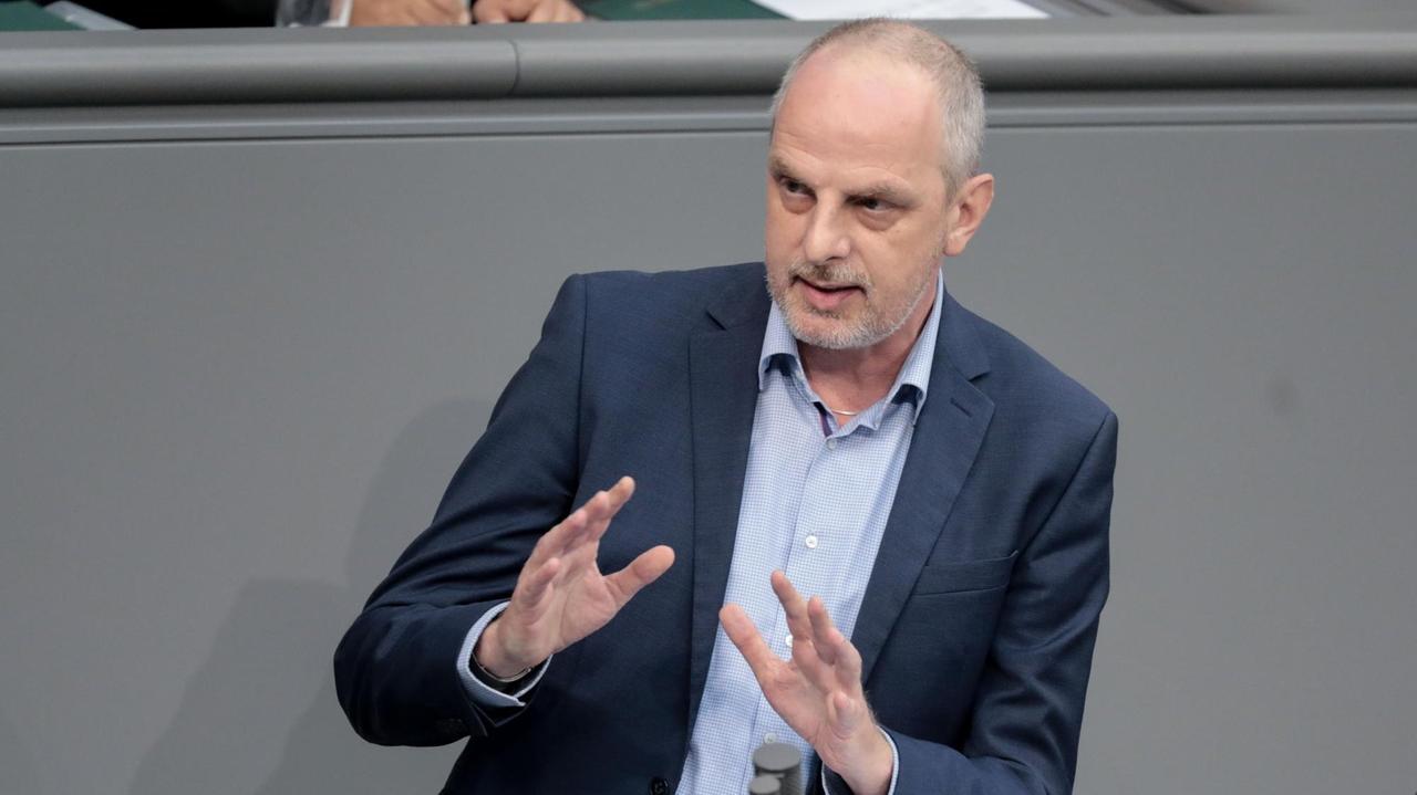 Aufnahme des Chemnitzer SPD-Bundestagsabgeordneten Detlef Müller bei der Plenarsitzung im Deutschen Bundestag am 13.09.2918. Müller steht im hellen Hemd und blauen Jackett am Rednerpult und gestikuliert.
