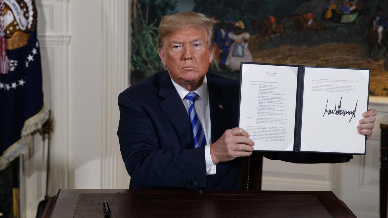 Donald Trump mit dem Memorandum zum Ausstieg aus dem Ausstieg aus dem Atomabkommen.