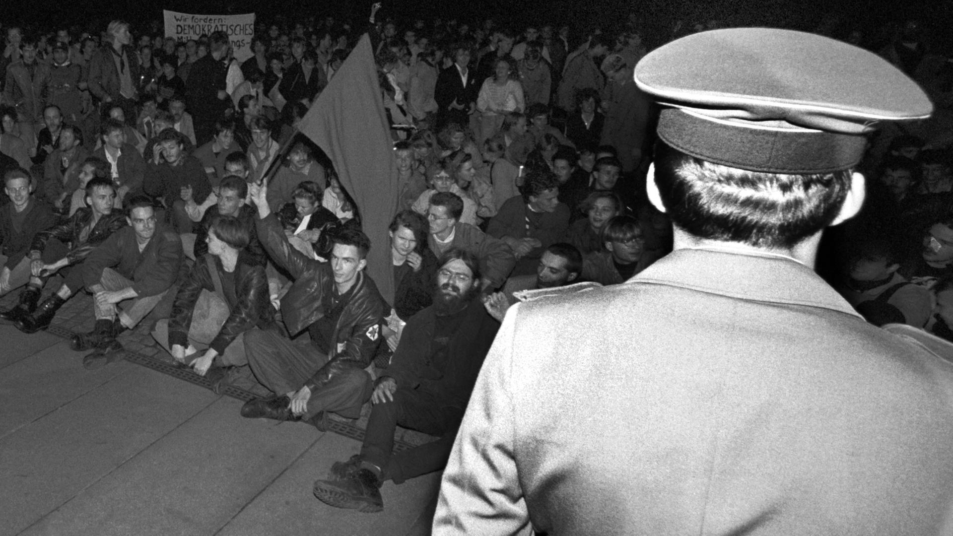 Zu sehen sind Demonstranten auf dem Marx-Engels-Platz in Ostberlin am 24.10.1989 nach der Wahl von Egon Krenz zum Staatsratsvorsitzenden der DDR. Sicherheitskräfte stehen bereit.