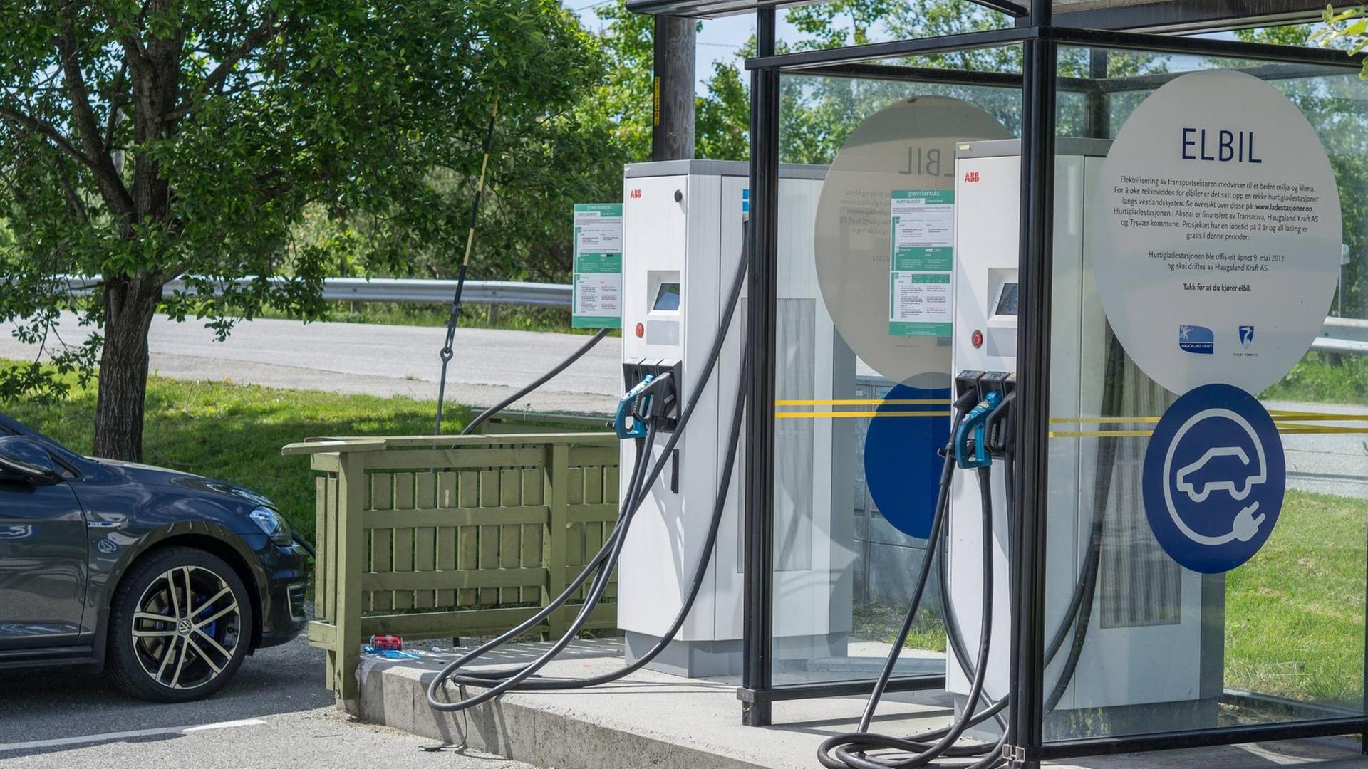Ein Areal des Aksdal Einkaufcenters im südwestlichen Norwegen, in dem sich Tankstellen mit herkömmlichen Treibstoffen befinden und Elektro-Ladestationen.