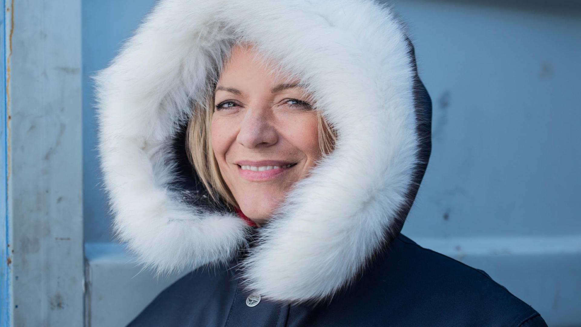 Antje Boetius posiert mit Anorakkapuze für ein Foto. Antje Boetius posiert mit Anorakkapuze für ein Foto.