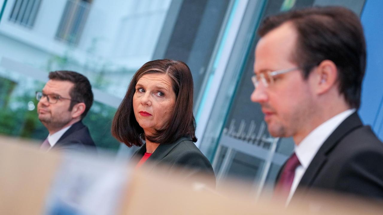 Berlin: Dirk Wiese, stellvertretender SPD-Fraktionsvorsitzender, Katrin Göring-Eckardt, Fraktionsvorsitzende von Bündnis 90/Die Grünen, und Marco Buschmann, Erster Parlamentarischer Geschäftsführer der FDP-Bundestagsfraktion, bei einer Pressekonferenz.