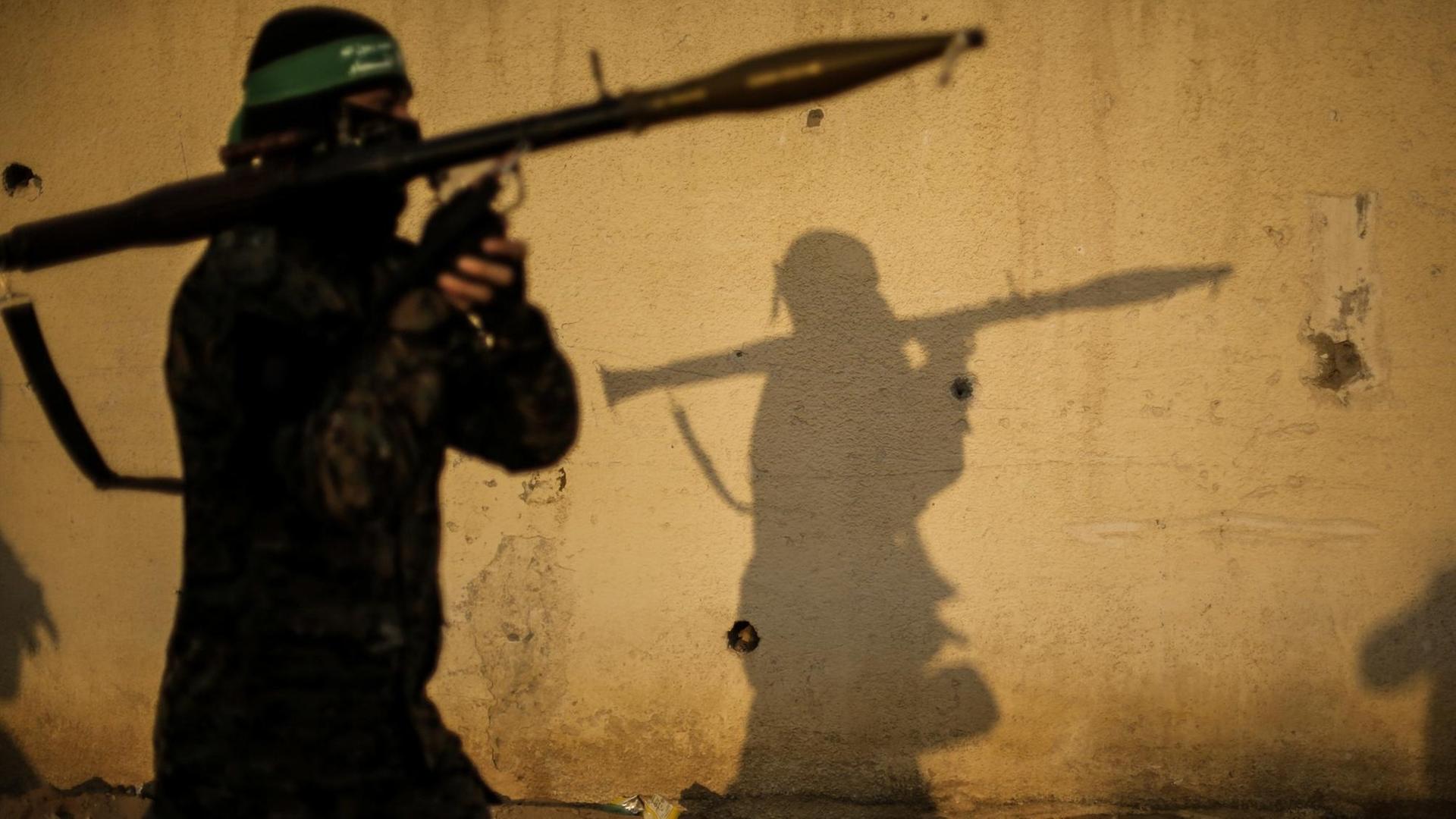 Zu sehen ist ein vermummter Kämpfer der Kassam-Brigaden, der eine Panzerfaust trägt.