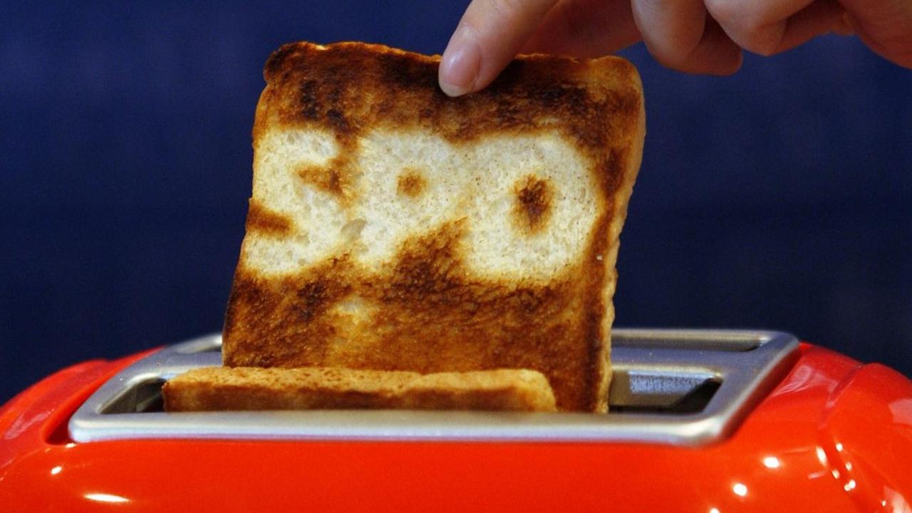 Eine Scheibe Toastbrot, auf der das SPD-Logo zu erkennen ist, steckt in einem "Partei"-Toaster. Eine Scheibe Toastbrot, auf der das SPD-Logo zu erkennen ist, steckt in einem "Partei"-Toaster.