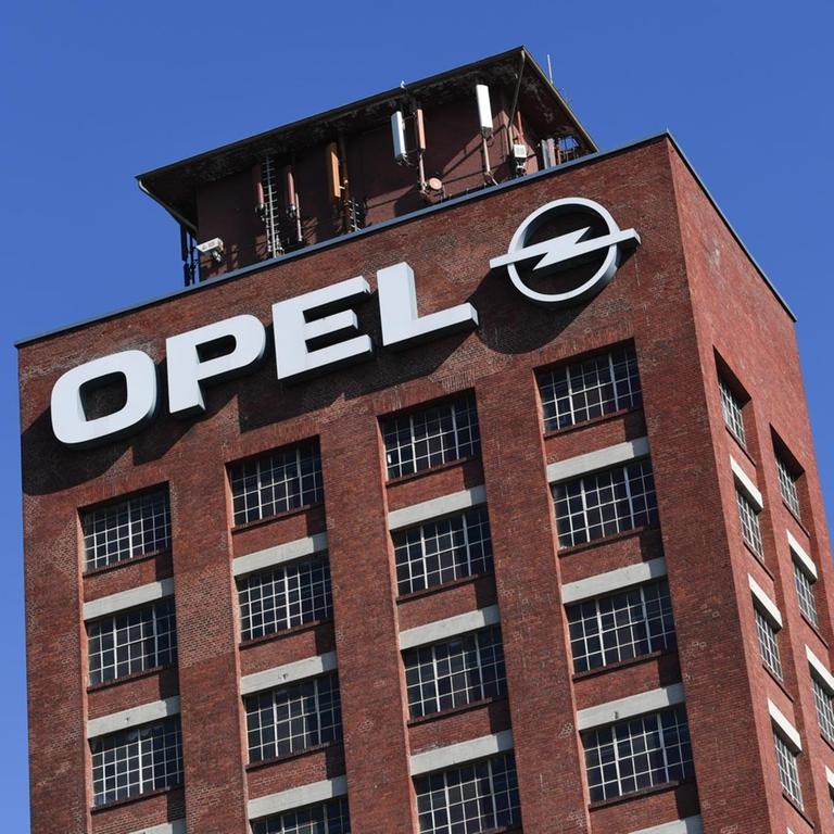 Das Opel-Logo prangt auf dem Werksgelände des Autobauers Opel in Rüsselsheim auf einem Turm