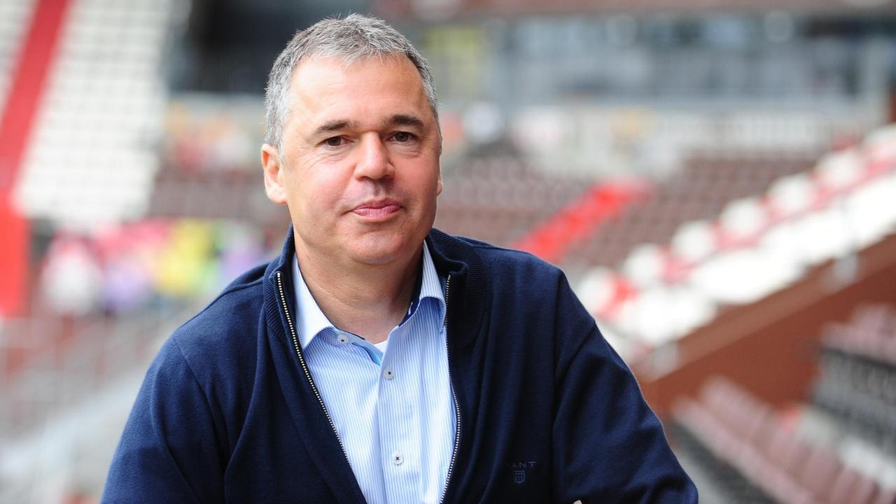 Der Geschäftsführer des FC St. Pauli, Andreas Rettig, steht in den leeren Rängen des Millerntor-Stadions