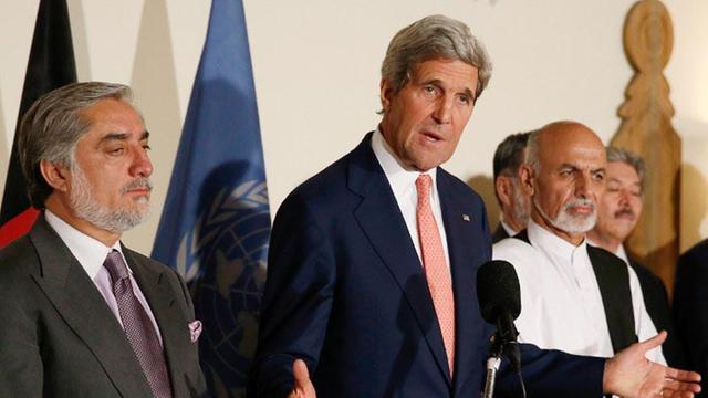 US-Außenminister John Kerry (M.) bei der Pressekonferenz nach den Verhandlungen mit den afghanischen Präsidentschaftskandidaten Ashraf Ghani (r.) und Abdullah Abdullah in Kabul.