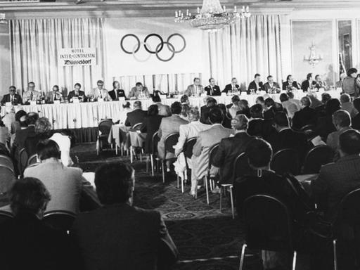 NOK-Präsident Willi Daume (am rechten Bildrand) spricht am 15.5.1980 auf der NOK-Mitgliederversammlung in Düsseldorf, wo das Nationale Olympische Komitee für Deutschland nach rund vierstündiger Beratung und Abstimmung mit 59:40 Stimmen beschließt, die Olympischen Sommerspiele 1980 in Moskau zu boykottieren.