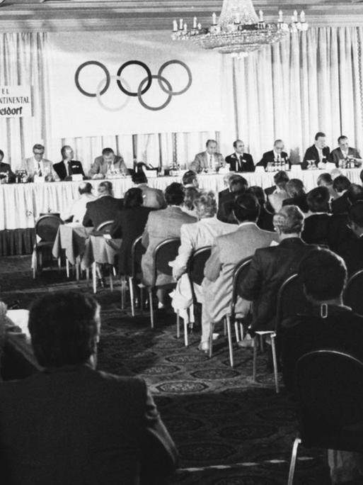 NOK-Präsident Willi Daume (am rechten Bildrand) spricht am 15.5.1980 auf der NOK-Mitgliederversammlung in Düsseldorf, wo das Nationale Olympische Komitee für Deutschland nach rund vierstündiger Beratung und Abstimmung mit 59:40 Stimmen beschließt, die Olympischen Sommerspiele 1980 in Moskau zu boykottieren.