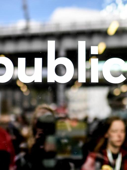 Der Schriftzug "re;publica 19" steht auf einer Scheibe bei der Internetkonferenz.