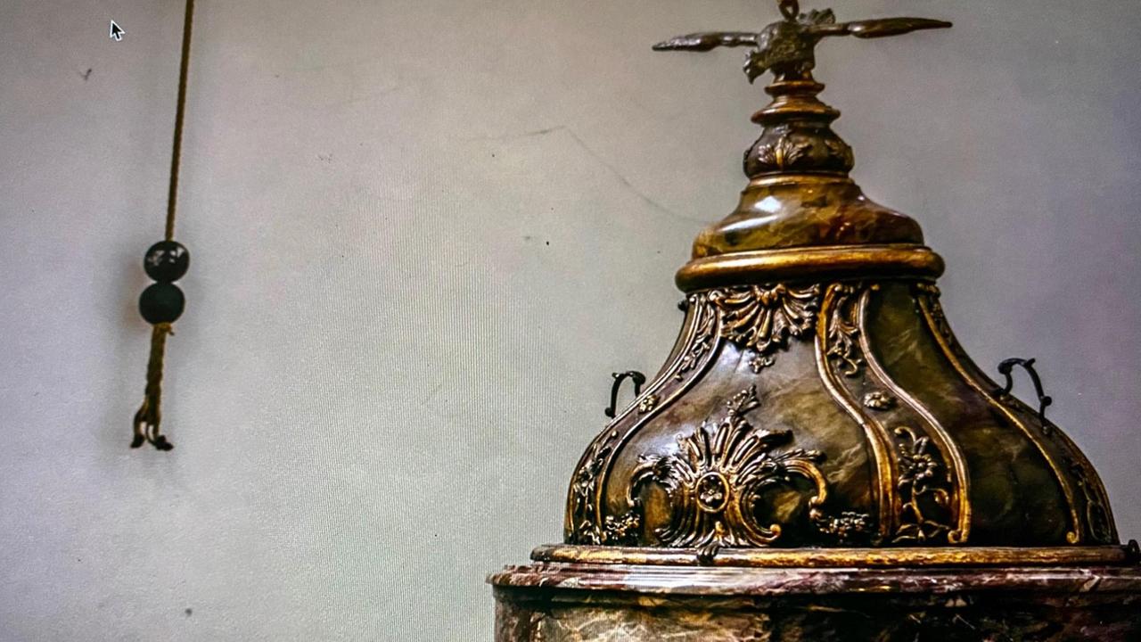 Ein massiver Bronzedeckel mit reichem Schmuck, der nur per Flaschenzug bewegt werden kann, ruht auf einem Taufbecken.
